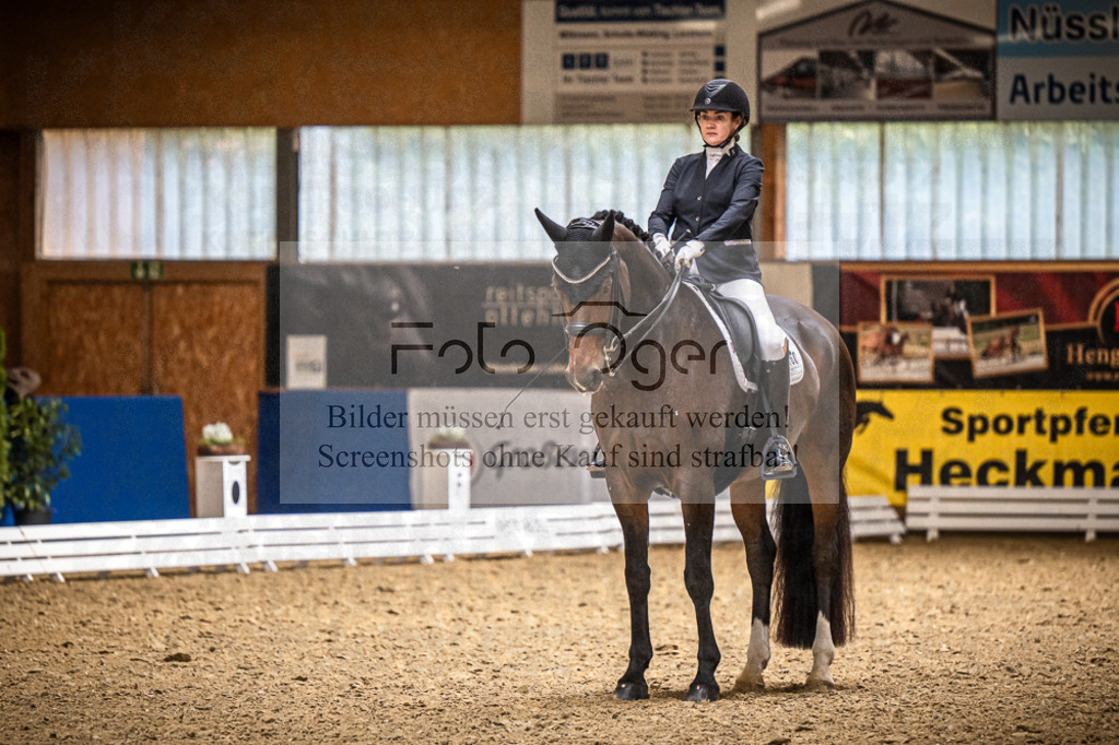 DOS_2200 | Entdecke hochwertige Reitturnierfotos von Foto Oger. Professionell, emotional und authentisch – jetzt Lieblingsmomente im Shop bestellen.Deutschlandweite Turnierfotografie. - Realisiert mit Pictrs.com