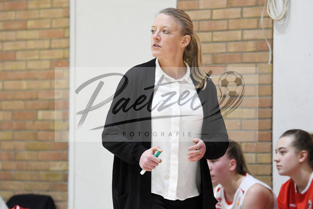 20200126_OSCTGN_0026 | Basketball, Juniorinnen: Headcoach Constanze Wegner (OSC Junior Panthers) schaut beim Spiel der WNBL zwischen OSC Junior Panthers vs. TG Neuss Junior Tigers am 26.01.2020 im Panthers Dome in Osnabrück, Deutschland.(Foto von Nico Paetzel) - Realisiert mit Pictrs.com