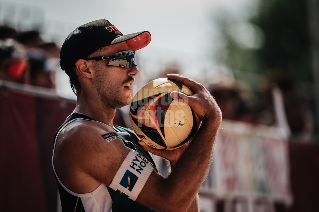 Beachvolleyball | Männer | Allianz German Beach Tour 2025 | Tourstop Berlin | 16.08.2025 | Moritz Pristauz vor dem Aufschlag