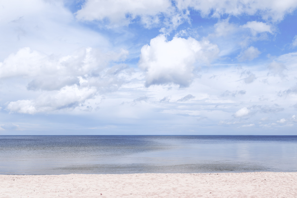 Küstenszene im weichen Licht – Harmonisches Meeresbild fürs Wohnzimmer | Dieses maritime Wandbild zeigt eine ruhige Küstenszene mit hellem Sand, sanftem Wasser und einem klaren Himmel. Die weite Horizontlinie und die weichen Lichtreflexe erzeugen eine entspannte, ausgewogene Stimmung, die das Wohnzimmer optisch öffnet und eine angenehme Ruhe vermittelt. Das Motiv wirkt besonders edel in modernen und hellen Wohnräumen und bringt die natürliche Klarheit des Meeres direkt an die Wand.