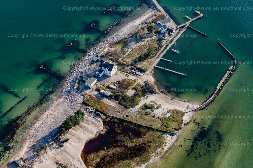 PLB_6479mod_Schleimuende_90x60 | LUFTBILD. Schleimünde - Lotsenhaus im Naturschutzgebiet. Schwere Sturmflut-Schäden an der Flutschutzmauer und an den Gebäuden. - Realisiert mit Pictrs.com