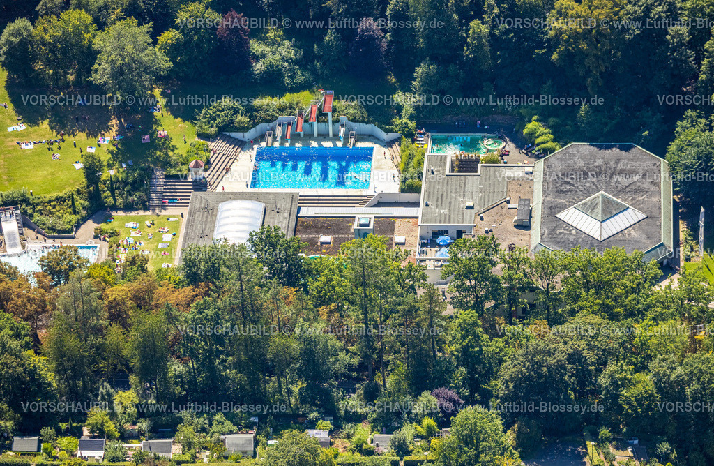 Luedenscheid250813849 | Luftbild, Freibad Familienbad Nattenberg, Schwimmbecken mit Badegästen und acht Sprungbrettern, Lüdenscheid-Stadt, Lüdenscheid, Sauerland, Nordrhein-Westfalen, Deutschland