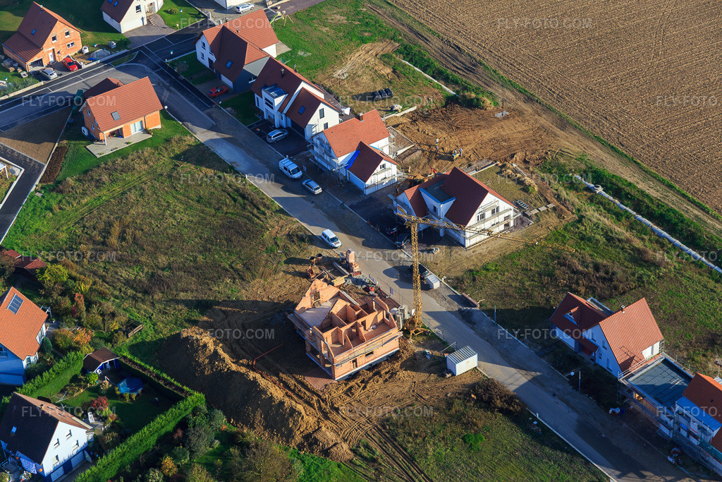 Aerial view: New development area Rue du Nordwind in Rittershoffen in the state Bas-Rhin, France. – Photo: IMG_075623.jpg taken on 11/01/2014 by Werner Riehm/FLY-FOTO.com – Resolution of the original: 5472 x 3648 px