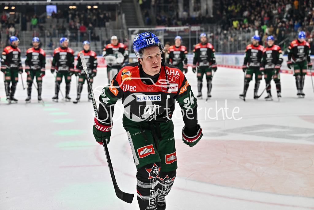 Augsburger Panther - Nürnberg Ice Tigers | die Spieler der Panther feiern zusammen mit ihren Fans den Heimsieg gegen Nuernberg / DEL: Augsburger Panther - Nuernberg Ice Tigers, Curt Frenzel Stadion am 03.01.2025 / T. J. TREVELYAN (Augsburger Panther #24)