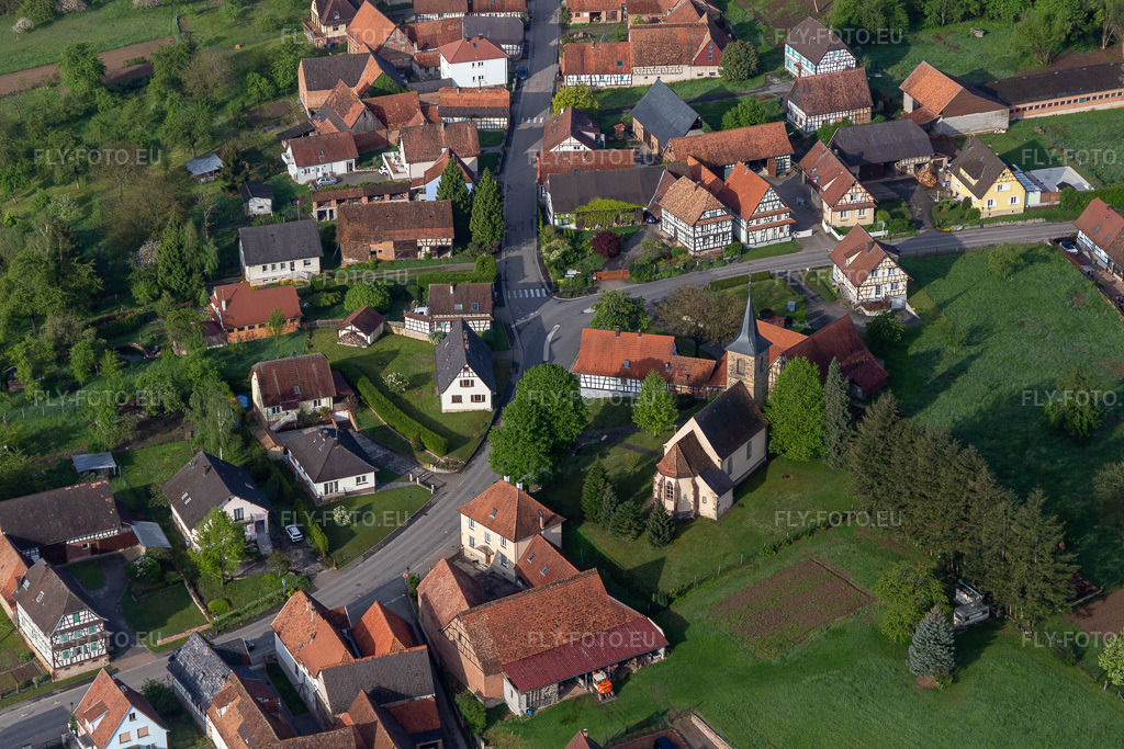 Vue aérienne: Saint Jean-Baptiste à Soultz-sous-Forêts dans le département Bas Rhin, France. Photo: IMG_113823.jpg prise le 29/04/2019 par Werner Riehm/FLY-FOTO.eu – Résolution de l'original: 5472 x 3648 px