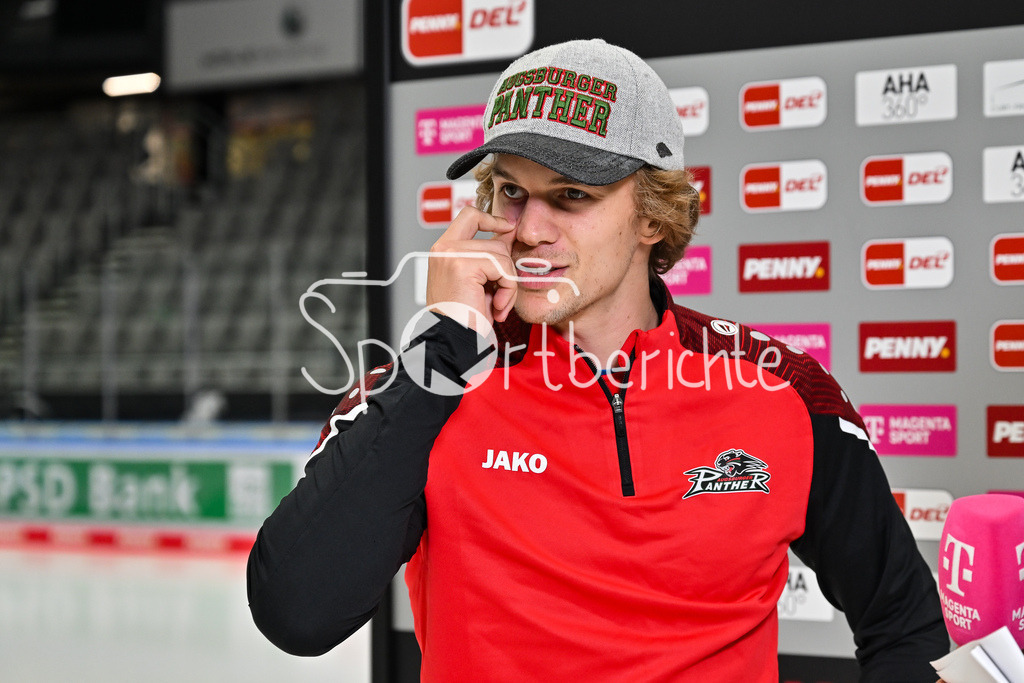 Augsburger Panther - Iserlohn Roosters | Beim Interview mit MagentaSport Tim WOHLGEMUTH (Augsburger Panther 33) / Einzelfoto / Freisteller / Penny DEL: Augsburger Panther - Iserlohn Roosters; Curt Frenzel Stadion am 21.09.2025