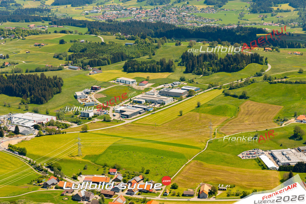 Das Luftbild zeigt :  Lindenberg im Allgäu - Die Luftaufnahme wurde 2024 vom UL-Flugzeug aus erstellt ( keine Drohne ) - Hochauflösende Luftaufnahme - Für grossformatige Ausdrucke geeignet. Die Geschenkidee !Mit Lizenz und Bildrechte bestellbar
