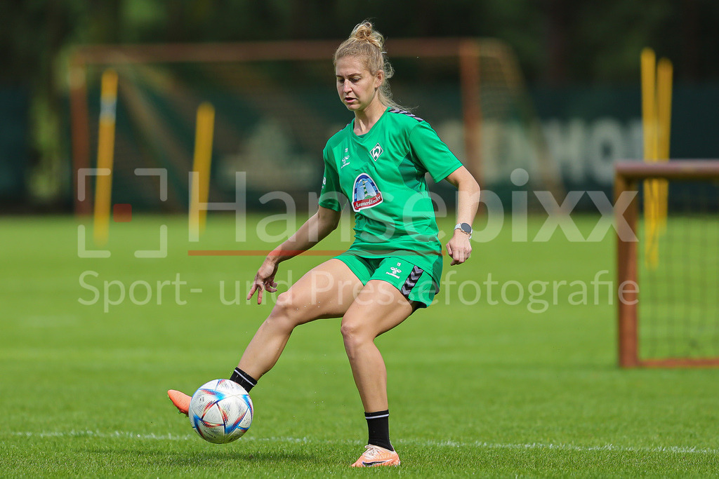 Fussball, Google Pixel Frauen-Bundesliga, Training SV Werder Bremen | v.li.: Saskia Matheis (SV Werder Bremen, 19) am Ball, Einzelbild, Ganzkörper, Aktion, Action