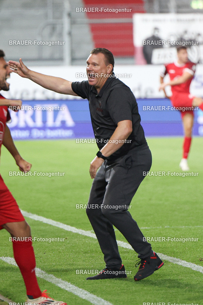 SV Wehen Wiesbaden - Rot-Weiss Essen | Wiesbaden, Deutschland, 22.08.2025Uwe Koschinat (Rot-Weiss Essen) feiert den Siegwährend des drittliga Spiels zwischen SV Wehen Wiesbaden und Rot-Weiss Essen am 22.08.2025 in der BRITA-Arena in Wiesbaden. (Foto von Timo Bluhmki-Schmidt/Brauer Fotoagentur