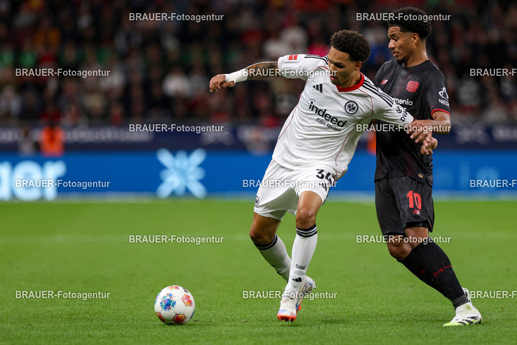 Bayer 04 Leverkusen vs Eintracht Frankfurt - Bundesliga  | Leverkusen, Deutschland, 12.09.25:   Pharrell Nnamdi Collins (Eintracht Frankfurt) und Malik Leon Tillmann (Bayer 04 Leverkusen) im Kampf um den Ball waehrend des Spiels der Bundesliga zwischen  Bayer 04 Leverkusen vs Eintracht Frankfurt in der BayArena(Foto von Brauer-Fotoagentur / Adrian Schlueter)