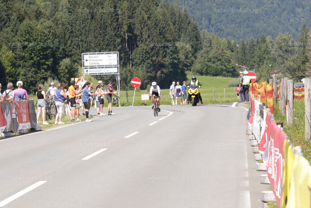 959_20230817_Bewerb_Maenner_Muehlanger | AUT - OESTERREICH, 2023-08-16: SPORT RENNRAD-FAHREN - 55. INTERNATIONALER RADWELTPOKAL IN ST. JOHANN IN TIROL  - Vintage-Radrennen mit WM-Bronze-Medaillen-Siegerin Christina Schweinberger, den Teilnehmer und Alexander Baumann (vom Orginastions-Team) - TAG 2 BEWERB MAENNER IN SECHS GRUPPEN  ; Foto: Roland Muehlanger