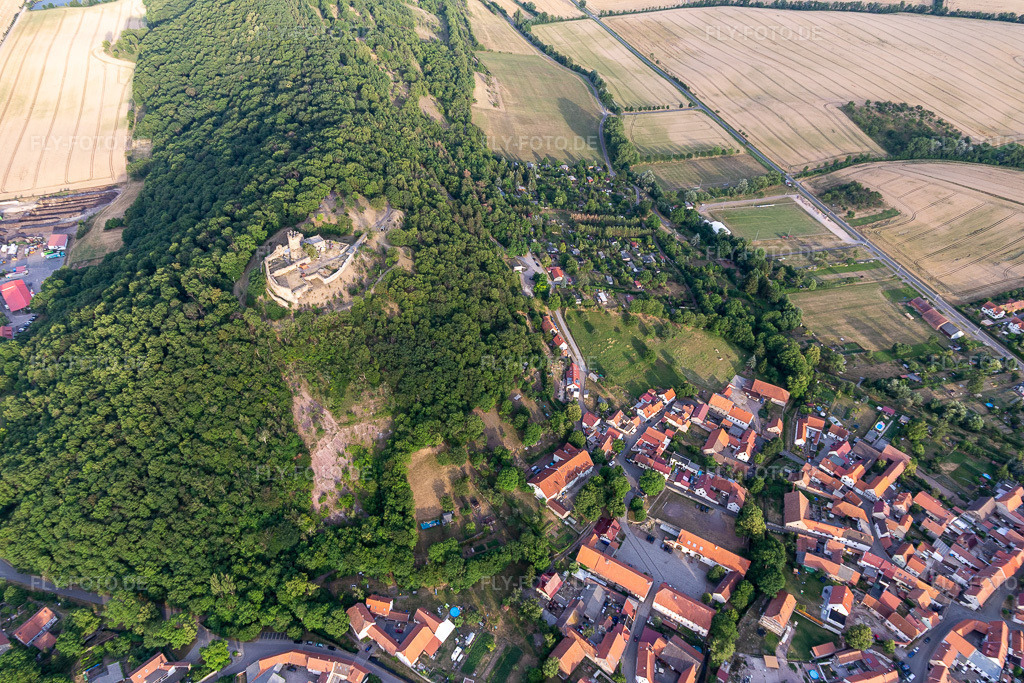 Luftbild: Ruine und Mauerreste der ehemaligen Burganlage und Feste Mühlburg im Ortsteil Mühlberg in Drei Gleichen im Bundesland Thüringen in Deutschland. Foto: IMG_116091.jpg vom 10.07.2019 durch Werner Riehm/FLY-FOTO.de