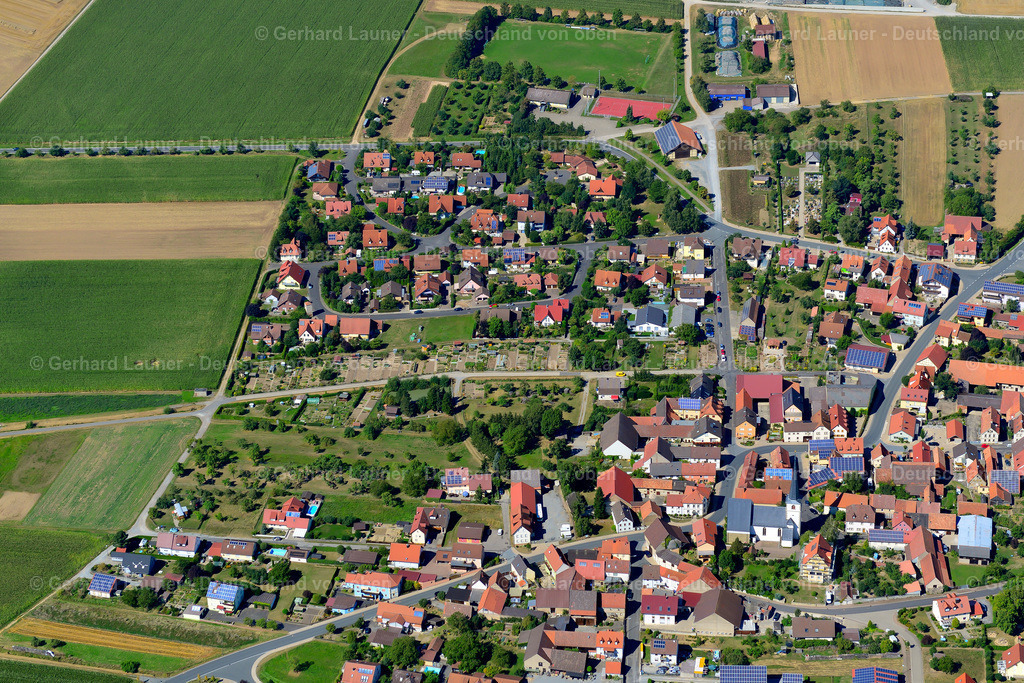 3650271 | DIPBACH 31.08.2016 Ortsansicht am Rande von landwirtschaftlichen Feldern und Nutzflächen  in Dipbach im Bundesland Bayern, Deutschland // Village view on the edge of agricultural fields and land  in Dipbach in the state Bavaria, Germany Foto: Gerhard Launer