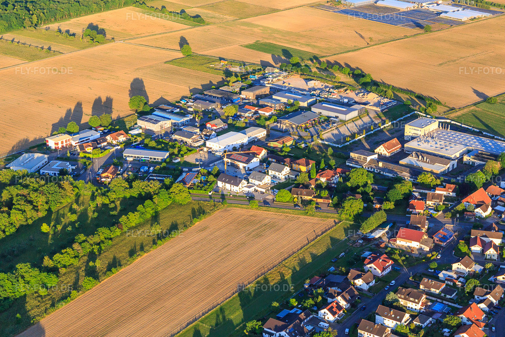 Luftbild: Gewerbegebiet mit KANTSTAHL GmbH und bt bavaria TOOLS GmbH in Weisweil im Bundesland Baden-Württemberg in Deutschland. – Foto: IMG_147951.jpg vom 30.05.2025 durch Werner Riehm/FLY-FOTO.de – Auflösung des Originals: 5332 x 3555 px – KANTSTAHL - Ihr Experte für Blech- und Metallverarbeitung: Schneiden, Schweißen, Abkanten & Engineering – Diewe Diamantwerkzeuge