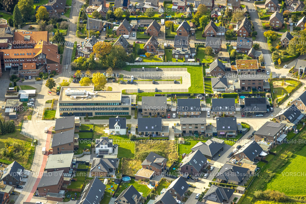 Isselburg241010156 | Luftbild, Gesundheitszentrum Augustahospital mit Parkplätzen, Neubau Wohngebiet Edmund-Janssen-Straße, Anholt, Isselburg, Niederrhein, Nordrhein-Westfalen, Deutschland