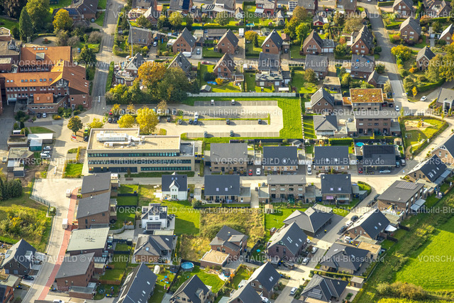 Isselburg241010156 | Luftbild, Gesundheitszentrum Augustahospital mit Parkplätzen, Neubau Wohngebiet Edmund-Janssen-Straße, Anholt, Isselburg, Niederrhein, Nordrhein-Westfalen, Deutschland