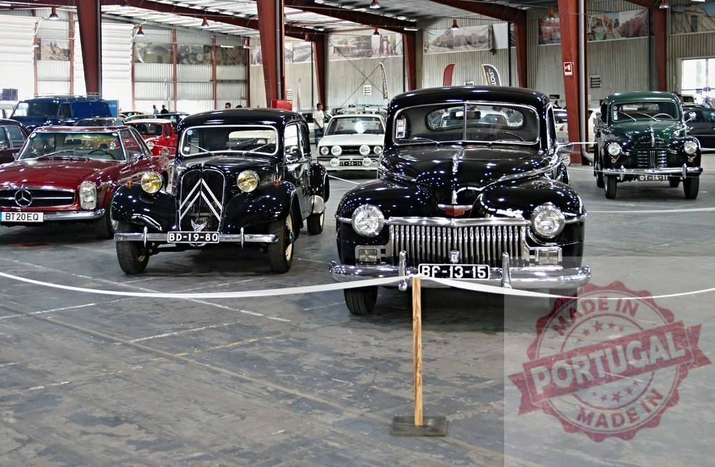 Classic cars parked in exhibition center | Vintage cars parked in a large exhibition center during a classic car show - Realisiert mit Pictrs.com