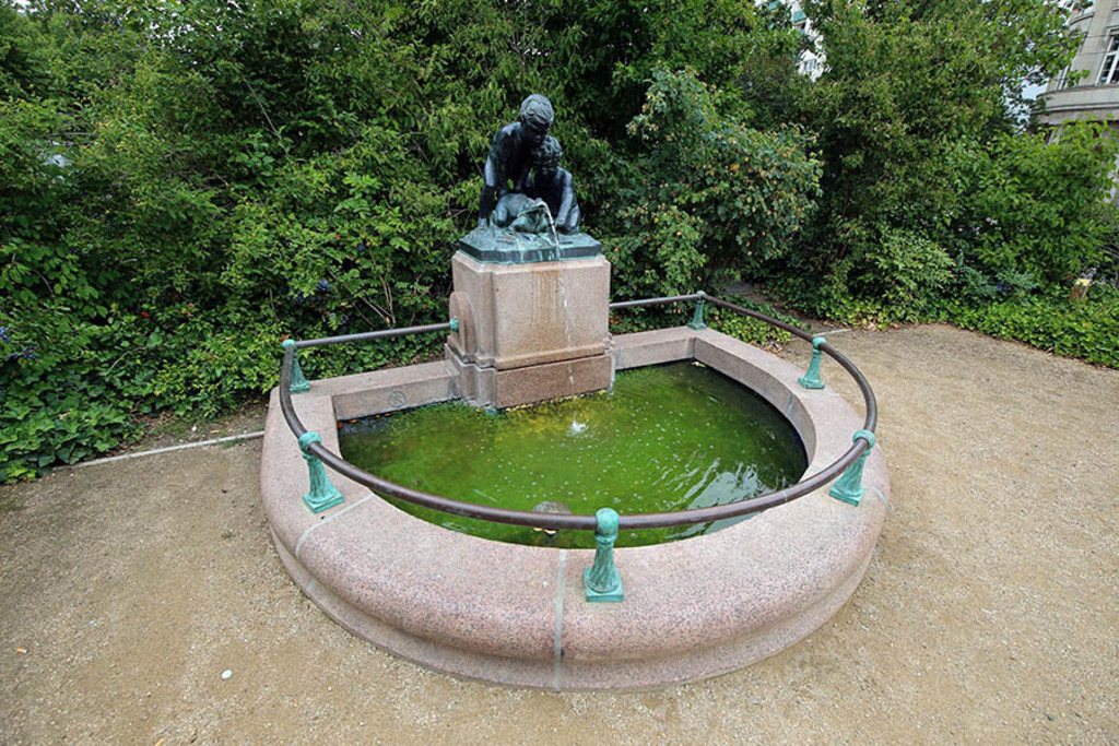 Foto: Leipzig - Froschbrunnen | Das Team hinter BILDLEXIKON LEIPZIG bündelt historische wie aktuelle Informationen über die Stadt Leipzig in Text und Bild auf einer Plattform und stellt diese der interessierten Öffentlichkeit zur Verfügung.