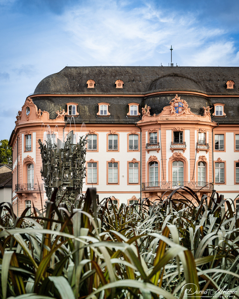 Der Mainzer Schillerplatz | Der Osteiner Hof (1747 und 1752) und der Fastnachtsbrunnen am Schillerplatz in Mainz