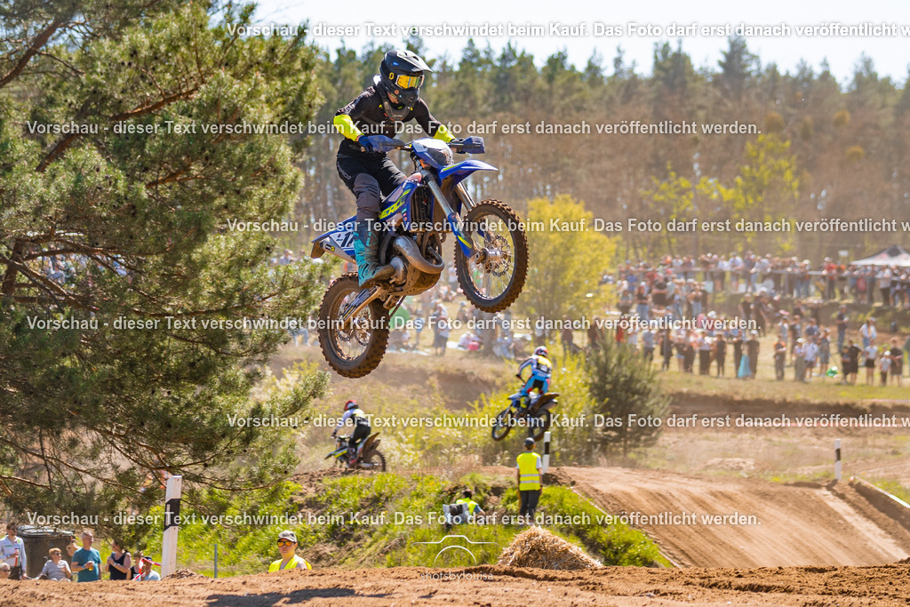 20260501_MCWriezen-3068 | Sportfotografin aus Berlin-Brandenburg mit Fokus auf Motocross. Ich halte deine sportliche Leistung und echte Emotionen auf und neben der Strecke professionell fest. Entdecke die Fotos von deinem Rennen und bestelle sie direkt hier im Shop.