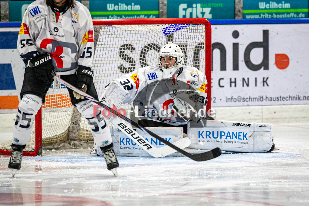 TSV Peißenberg MINERS gegen HC Landsberg RIVERKINGS | Eishockey Bayernliga Herren Vorrunde 2024/25, TSV Peißenberg MINERS gegen HC Landsberg RIVERKINGS, 20241108,Moritz BORST (HCL Goali 32) in Aktion,2024-11-08 in Peißenberg (Eisstadion Peißenberg)Moritz BORST (HCL Goali 32)Copyright: WolfgangxLindner foto-lindner.de