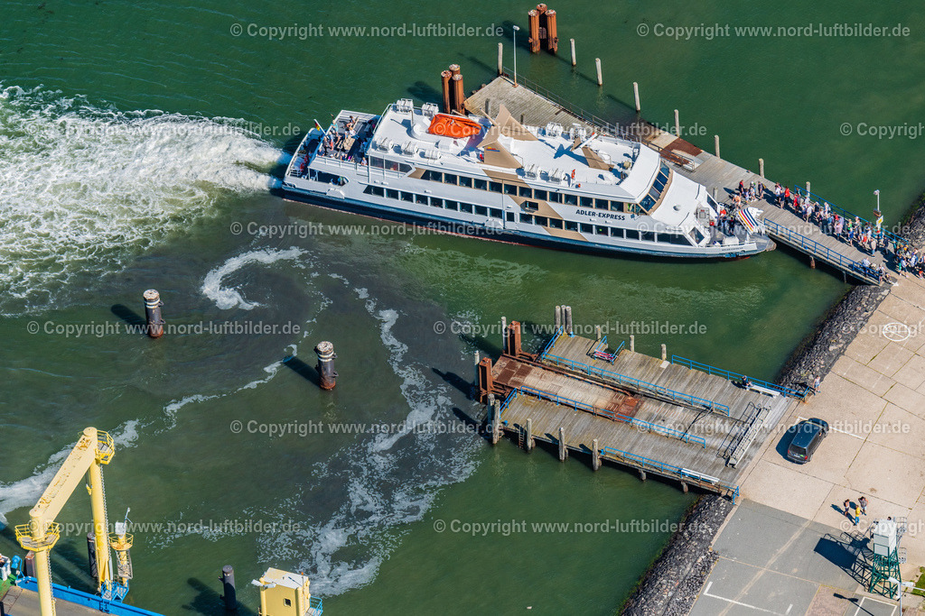 Hallig_Hooge_Adler_Express_Adler_Schiffe_ELS_9227130822 | HOOGE 13.08.2022 Hallig Hooge Hafenanlage mit Passagierschiff Adler Express beim Anlegen im Bundesland Schleswig-Holstein, Deutschland. Weiterführende Informationen bei: Adler-Schiffe GmbH & Co. KG. // Hallig Hooge port facility with passenger ship Adler Express docking in the state Schleswig-Holstein, Germany. Further information at: Adler-Schiffe GmbH & Co. KG. Foto: Martin Elsen