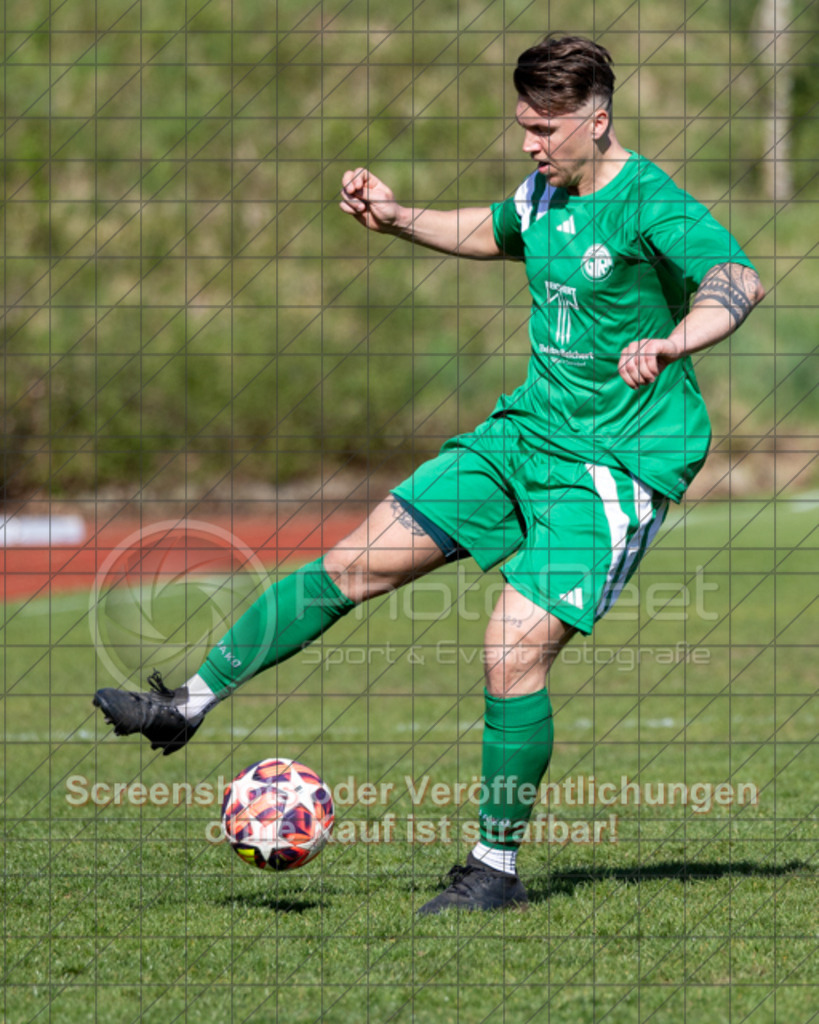20250419_164240_0050-2 | #,TG Reichenbach (grün) vs. TSG Salach II (blau), Fussball, Kreisliga B10 - Bezirk Neckar/Fils, 23. Spieltag, Saison 2024/2025, Rasenplatz, Sportplatz Reichenbach, Dobelstraße, 73072 Donzdorf, 19.04.2025 - 16:00 Uhr,Foto: PhotoPeet-Sportfotografie/Peter Harich