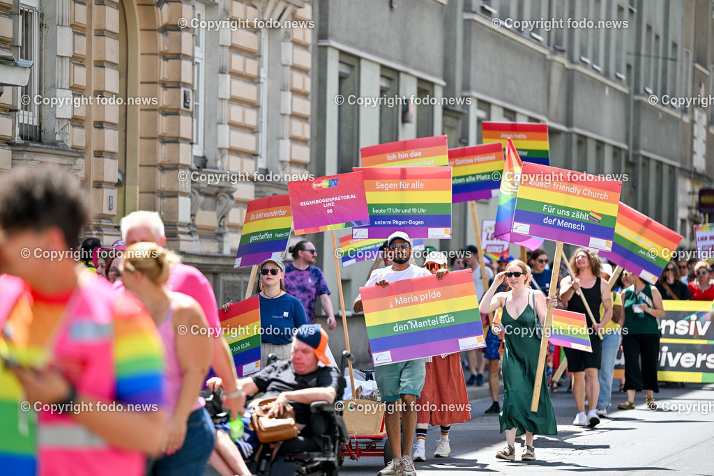 Linzpride 2024_ 06.07.2024-120 | 06.07.2024, Linz, AUT, Linzpride 2024, im Bild Teilnehmer an der Linz Pride 2024