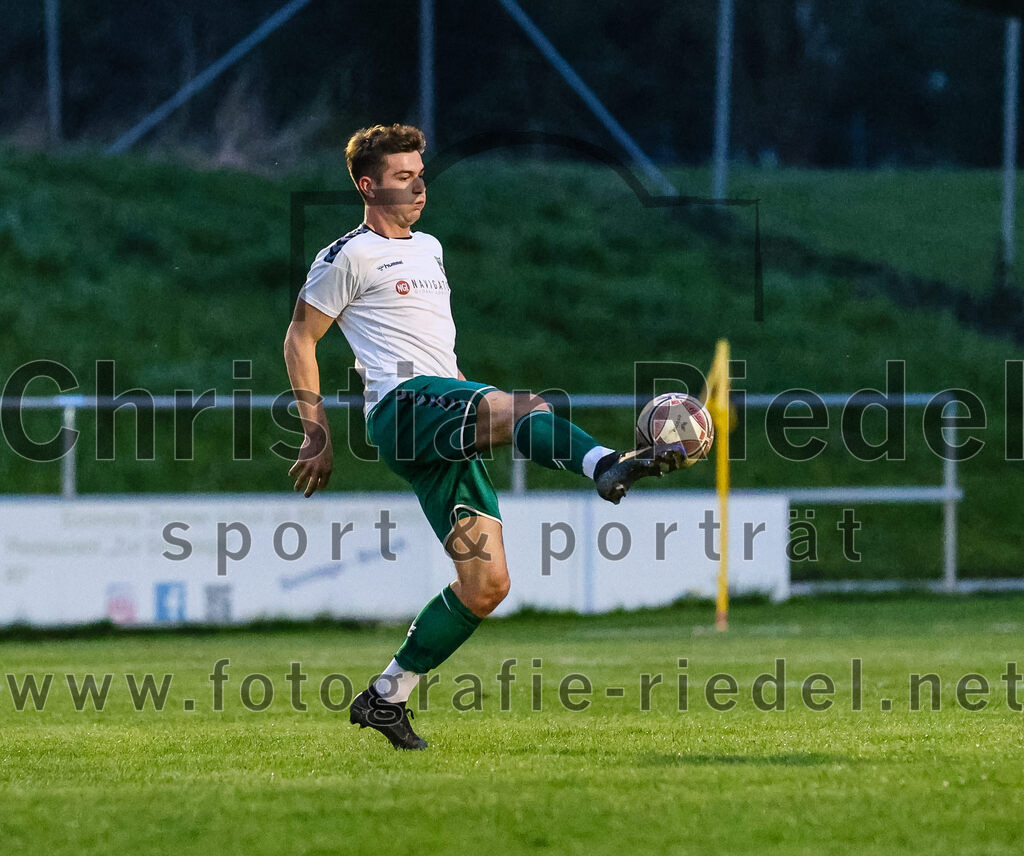 2024-04-05_064_FC_Schwaig_gegen_SV_Pullach | Oberding, Deutschland, 05.04.2024:
Fußball, Landesliga Südost 2023 / 2024, 28. Spieltag, FC Schwaig gegen SV Pullach, Endergebnis: 2:0

Raffael Ascher (FC Schwaig, #9)

Foto: Christian Riedel / fotografie-riedel.net