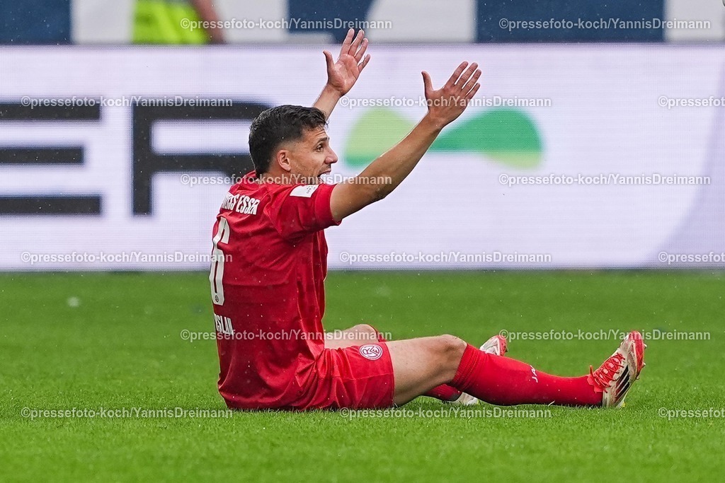 xYDR24052501045 | 24.05.2025, xydrx, Fußball, Finaltag der Amateure, Finale Niederrheinpokal, MSV Duisburg - Rot-Weiss Essen, Schauinsland-Reisen Arena: Ahmet Arslan (Rot-Weiss Essen #6) am Boden sitzend, gestikulierend, beschwert sich,