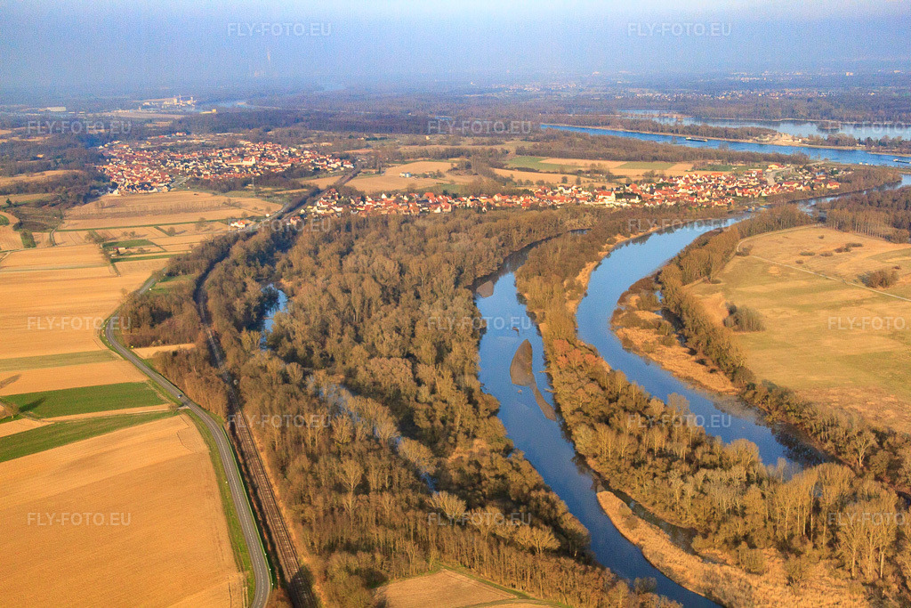 Vue aérienne: Vue du village depuis le sud, à l'embouchure de la Sauer et du Rhin. à Munchhausen dans le département Bas Rhin, France – .Photo: IMG_62605.jpg prise le 07/03/2014 par Werner Riehm/FLY-FOTO.eu – Résolution de l'original: 4752 x 3168 px