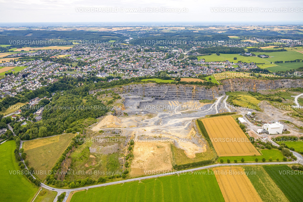Warstein240713112 | Luftbild, Steinbruch Hillenberg Rheinkalk Warstein mit Ortsansicht, Warstein, Sauerland, Nordrhein-Westfalen, Deutschland