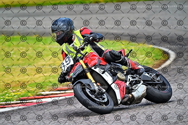 25bt02-0306 | markuskiefer.com - Realisiert mit Pictrs.com