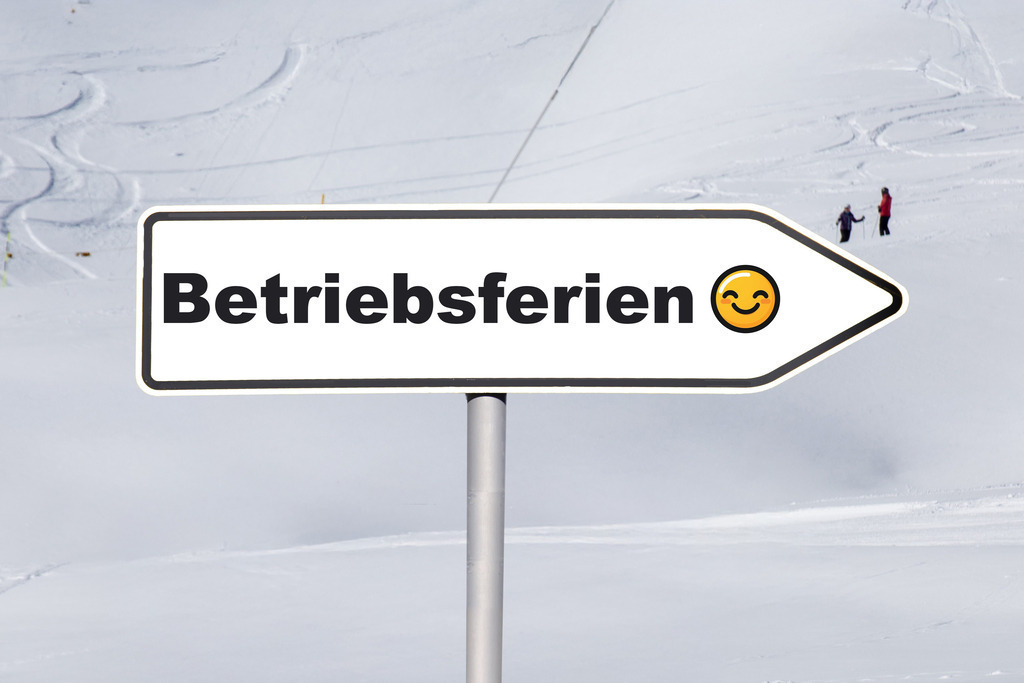 Betriebsferien Winter: Schild mit der Aufschrift BETRIEBSFERIEN und einem fröhlichen Emoji vor alpiner Winterlandschaft (Composing) | Betriebsferien Winter: Schild mit der Aufschrift BETRIEBSFERIEN und einem fröhlichen Emoji vor alpiner Winterlandschaft (Composing) - Realisiert mit Pictrs.com