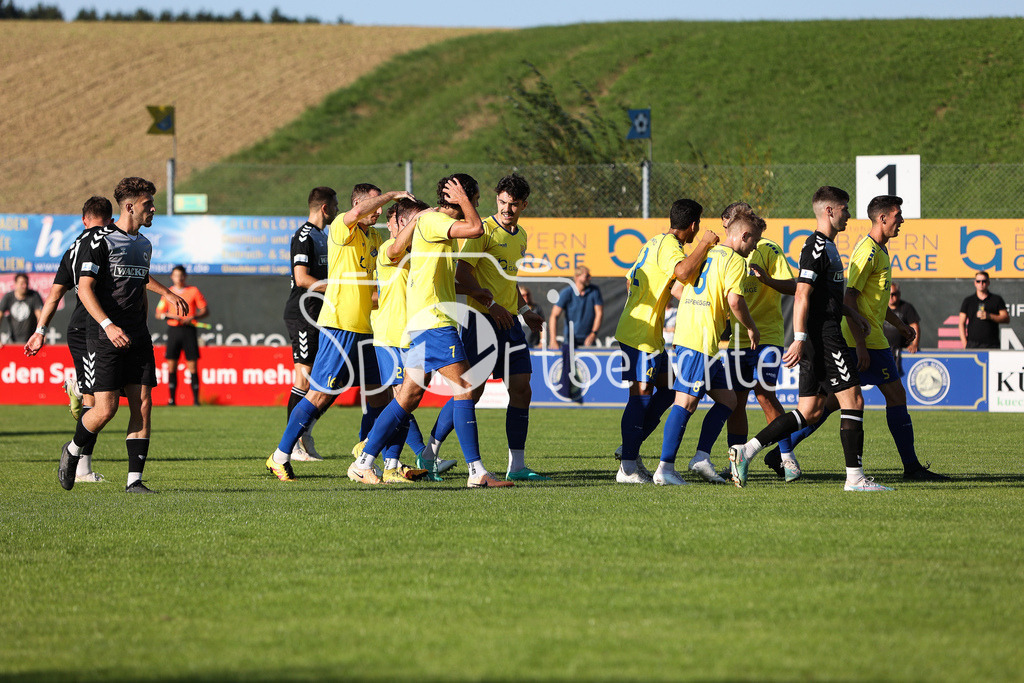 FC Pipinsried - SV Wacker Burghausen | Jubel der Hausherren nach dem Tor zum 1-0 durch Benedikt WIEGERT (FCP #28)