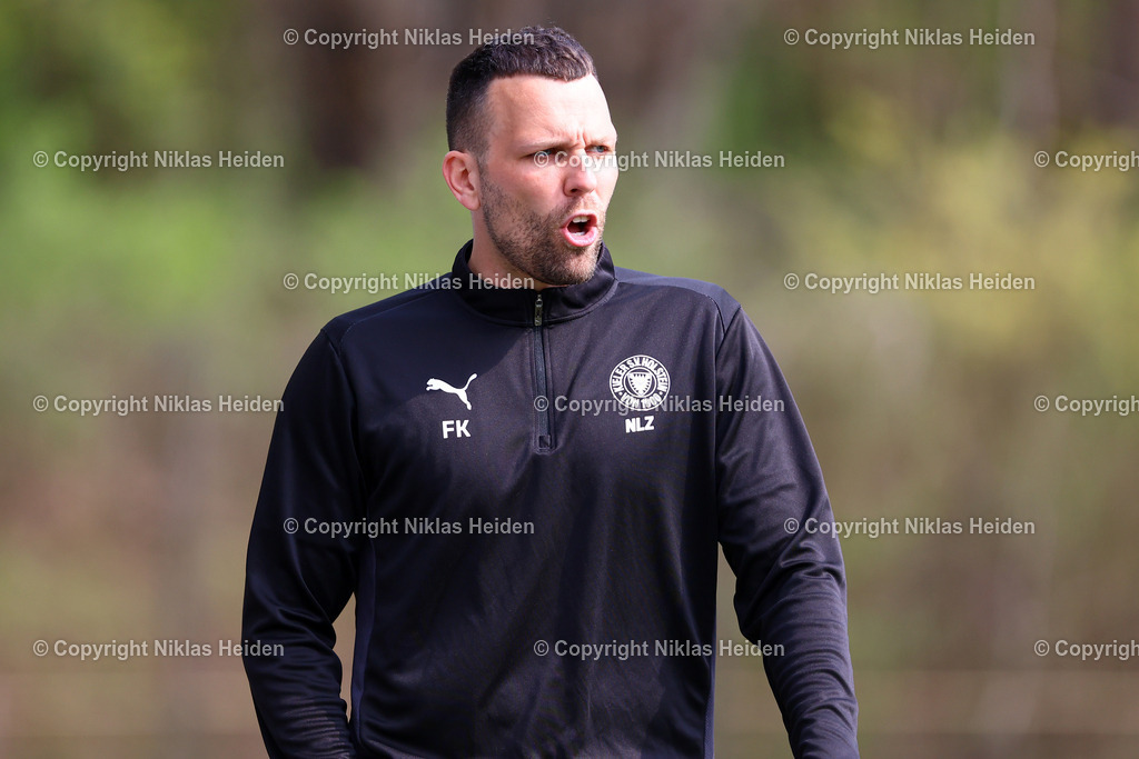 NH_HolsteinKielU19_1FCHeidenheimU19_DFBNachwuchsliga_18042026 | Freddy Kaps (Trainer, Holstein Kiel U19)Fußball I Herren I U19 DFB-Nachwuchsliga Hauptrunde Liga A, Gruppe B I Saison 2025-2026 I 9. Spieltag I Holstein Kiel U19 - 1. FC Heidenheim U19 I 18.04..2026 I Citti-Fußball-Park