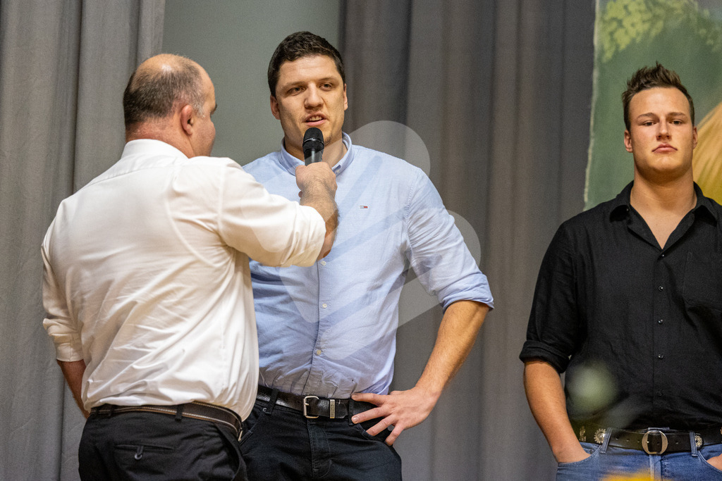 SKE100J_4929 | Die Schwinger des Schwyzer Kantonalen Schwingerverbandes: Fotos, die Dynamik und Leidenschaft festhalten, sowie emotionale Momente aus dem traditionellen Schwingsport zeigen. - Realisiert mit Pictrs.com
