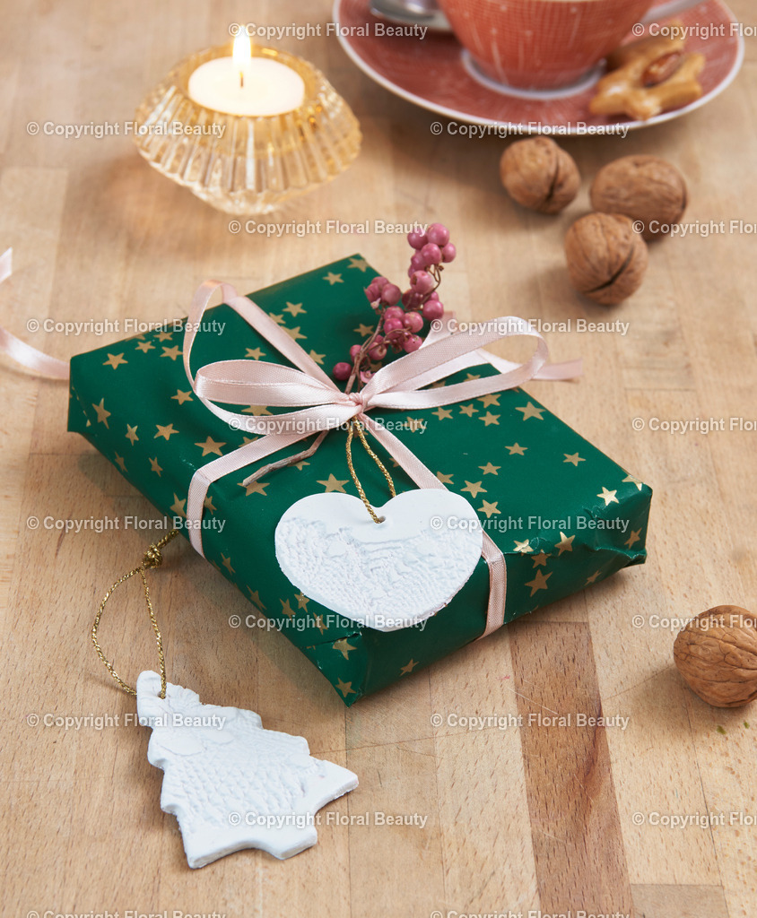 Weihnachtsanhänger aus Fimo | Fimo ausrollen. Spitze auflegen und gut andrücken. Mit Backförmchen Weihnachtsmotive ausstechen. Loch für Aufhängung machen und Faden durchziehen. Im Ofen nach Anleitung backen. - Realisiert mit Pictrs.com