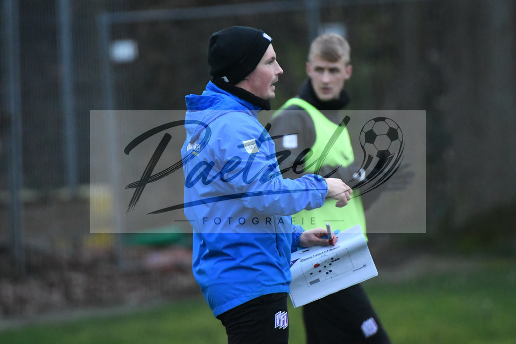 20200220_TRAOSN_0036 | Fussball, Herren: Co-Trainer Merlin Polzin (VfL Osnabrueck) schaut waehrend der Trainingseinheit des VfL Osnabrueck im Sportpark Illoshoehe am 20.02.2020 in Osnabrueck, Deutschland. - Realisiert mit Pictrs.com