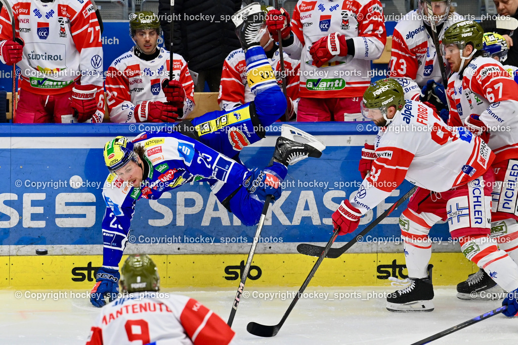 EC IDM Wärmepumpen VSV vs. HCB Südtirol Alperia | #2 Dylan MacPherson EC VSV, #93 Luca Frigo HCB Südtirol Alperia, #67 Matt Bradley HCB Südtirol Alperia, Flugeinlage, EC IDM Wärmepumpen VSV vs. HCB Südtirol Alperia, EC IDM Wärmepumpen VSV vs. HCB Südtirol Alperia am 28.12.2025 in Villach (Stadthalle Villach), Austria, (Photo by Bernd Stefan)