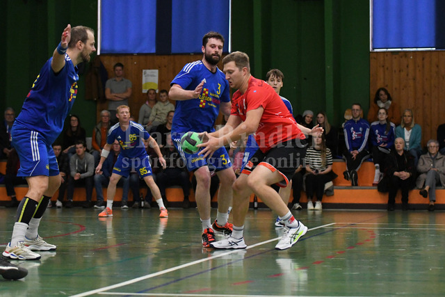 SSG Metten :  SG Moosburg   | Abwehrarbeit gegen Moosburgs Voggenreiter Markus  - Realisiert mit Pictrs.com