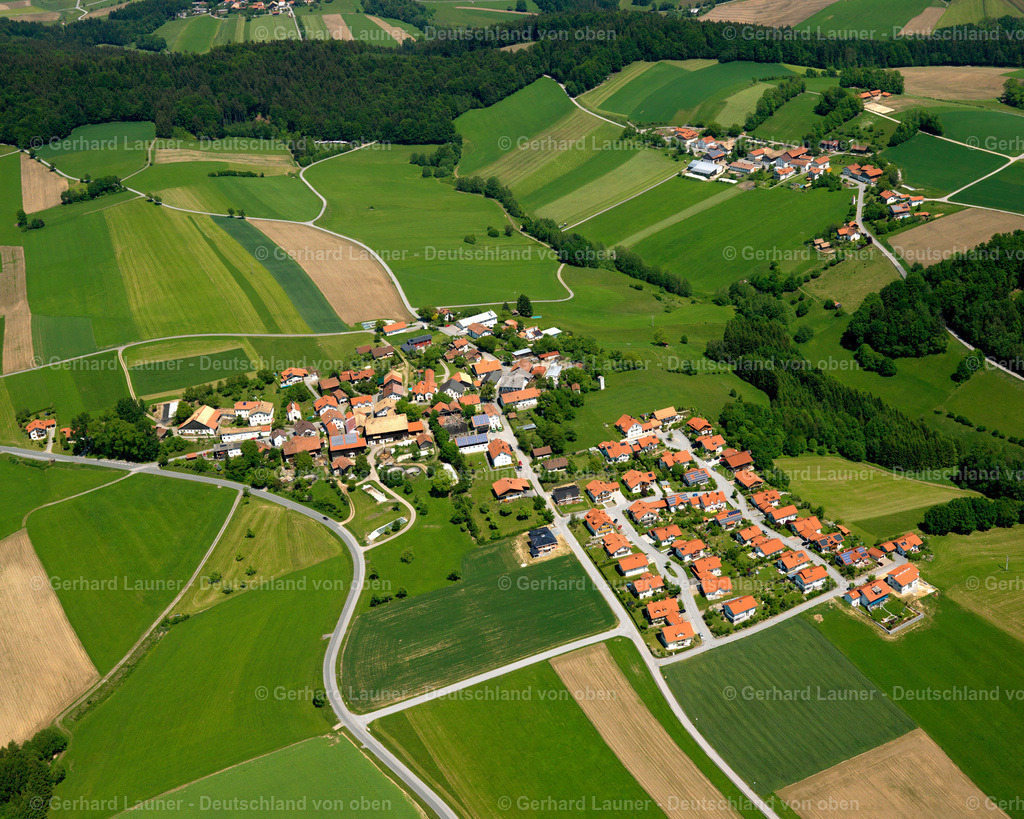2724075 | OBERNDORF 19.05.2007 Landwirtschaftliche Nutzflächen und Feldgrenzen  umsäumen das Siedlungsgebiet des Dorfes in Oberndorf im Bundesland Bayern, Deutschland // Agricultural land and field boundaries surround the settlement area of the village  in Oberndorf in the state Bavaria, Germany Foto: Gerhard Launer