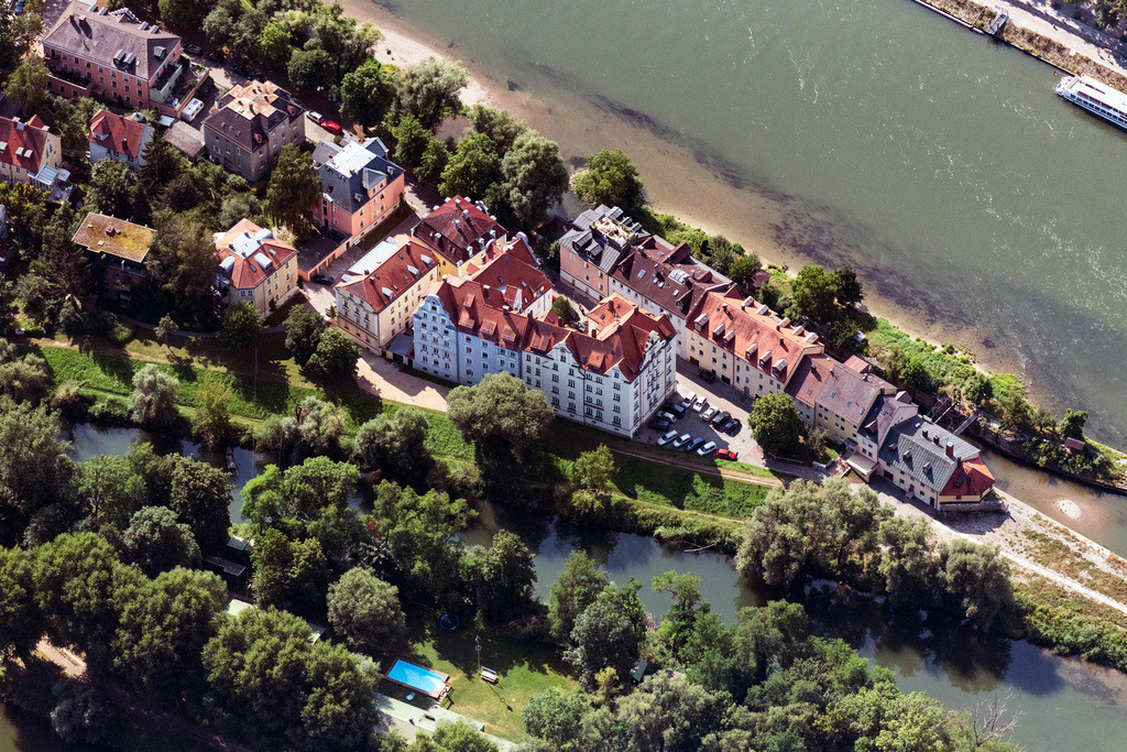 dr__0030886.jpg | REGENSBURG 01.08.2019 Wohngebiet einer Mehrfamilienhaussiedlung am Ufer- und Flußverlauf der Donau in Regensburg im Bundesland Bayern, Deutschland. // Residential area of a multi-family house settlement on the bank and river of the river Danube in Regensburg in the state Bavaria, Germany. Foto: Daniel Reiter