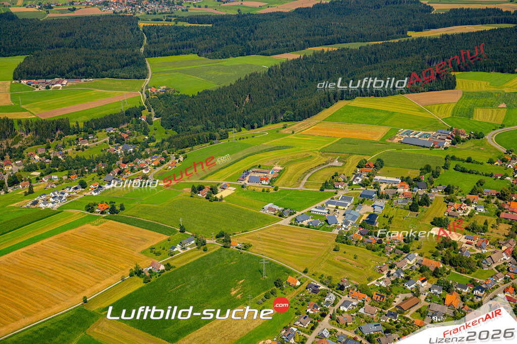Das Luftbild zeigt : Erdmannsweiler Königsfeld im Schwarzwald - Die Luftaufnahme wurde 2024 vom UL-Flugzeug aus erstellt ( keine Drohne ) - Hochauflösende Luftaufnahme - Für grossformatige Ausdrucke geeignet. Die Geschenkidee !Mit Lizenz und Bildrechte bestellbar