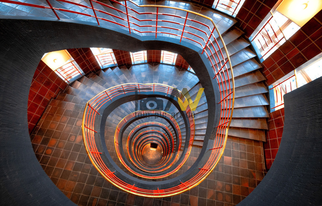 Das Treppenhaus im Sprinkenhof von oben - Hamburg | Das klasse Treppenhaus im Sprinkenhof Hamburg von oben herab fotografiert. - Realisiert mit Pictrs.com