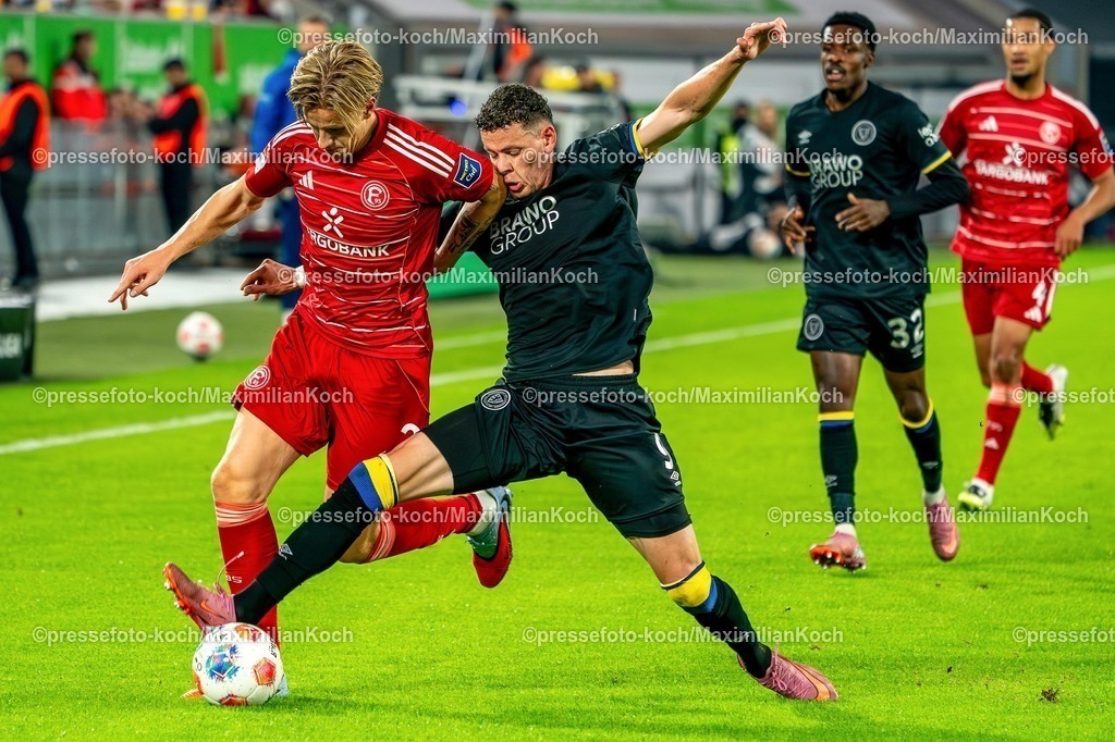 xKKU17102501008 | 17.10.2025, xKKUx, Fußball, Fortuna Düsseldorf - Eintracht Braunschweig, 2. Fußball Bundesliga, Merkur Spiel-Arena, Saison 2025 2026: Jesper Daland (Fortuna Düsseldorf #02) im Zweikampf gegen  Erencan Yardimci (Braunschweig #09)  DFB regulations prohibit any use of photographs as image sequences and or quasi-video.