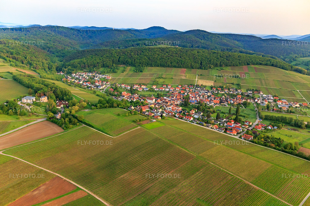 Luftbild: Ortsansicht von Süden im Ortsteil Pleisweiler in Pleisweiler-Oberhofen im Bundesland Rheinland-Pfalz in Deutschland. Foto: IMG_113950.jpg vom 23.05.2019 durch Werner Riehm/FLY-FOTO.de