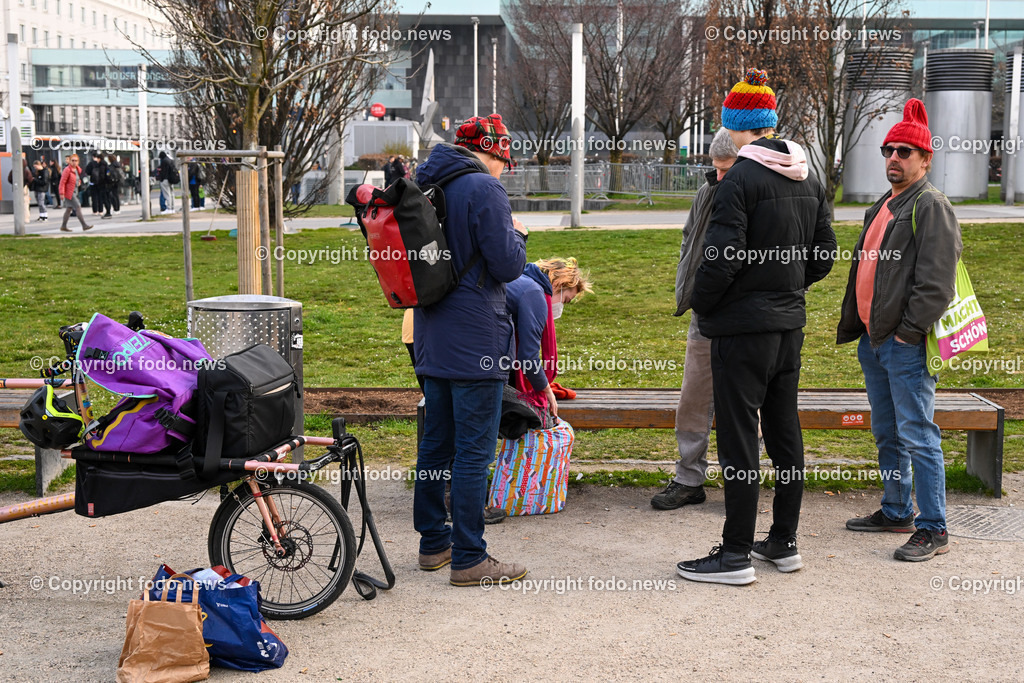  Klimagegner Linz Waldeggstrasse_ Klimakleber_ 20.03.2023-7 | 20.03.2023, Linz, AUT, Klimagegner Linz Klimakleber, im Bild Klimagegner kleben auf der Strasse, Linz Waldeggstrasse, Polizei, Verkehr, Zebrastreifen, Fussgaengeruebergang, Transparent, Demo, Klimawandel
