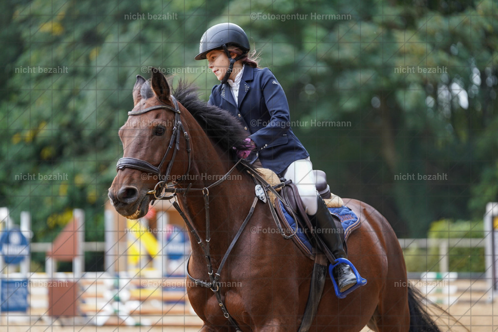 20231008-SN_01173 | Professionelle Turnier- und Reitsportfotografie - mit dem Finger am Auslöser. Pferdebilder aus dem Reitsport von den Turnierfotografen  Bayern , Pferdefotograf Bayern, Pferdeshooting Turnierbilder, Hochzeitsfotograf, Eventfotograf, Hochzeitsbilder