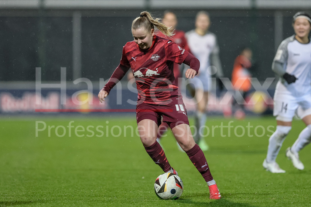 Fussball, Google Pixel Frauen-Bundesliga, RB Leipzig - 1. FFC Turbine Potsdam | v.li.: Vanessa Fudalla (RB Leipzig, 10) am Ball, Einzelbild, Ganzkörper, Aktion, Action, Spielszene, DIE DFB-RICHTLINIEN UNTERSAGEN JEGLICHE NUTZUNG VON FOTOS ALS SEQUENZBILDER UND/ODER VIDEOÄHNLICHE FOTOSTRECKEN. DFB REGULATIONS PROHIBIT ANY USE OF PHOTOGRAPHS AS IMAGE SEQUENCES AND/OR QUASI-VIDEO.